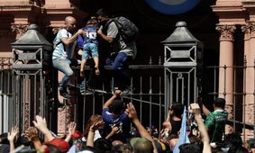 توقف مراسم خاکسپاری مارادونا به دلیل اوج گرفتن تنش‌ها