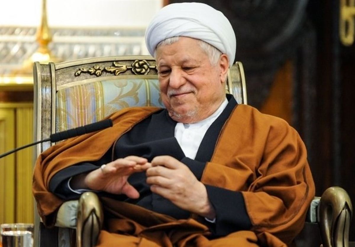 دکتر [محمدعلی] هادی، ولایتی را مزاحم وزارت امور خارجه می‌داند