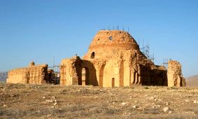 کاخ جهانی اردشیر در محاصره مزارها