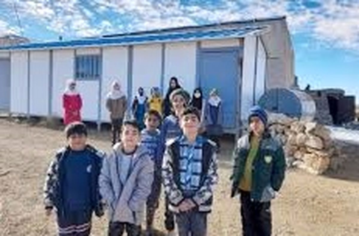 ماجرای فروش مدرسه روستای «قلعه جلیله» الیگودرز/ دانش‌آموزان کانکس‌نشین شدند/ تصاویر