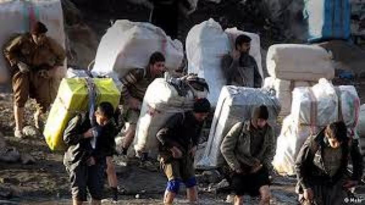 آغاز پوشش بیمه‌ای ۱۸ هزار کولبر در کشور/ کولبرها تحت پوشش بیمه درمانی، بازنشستگی و دیه قرار می‌گیرند