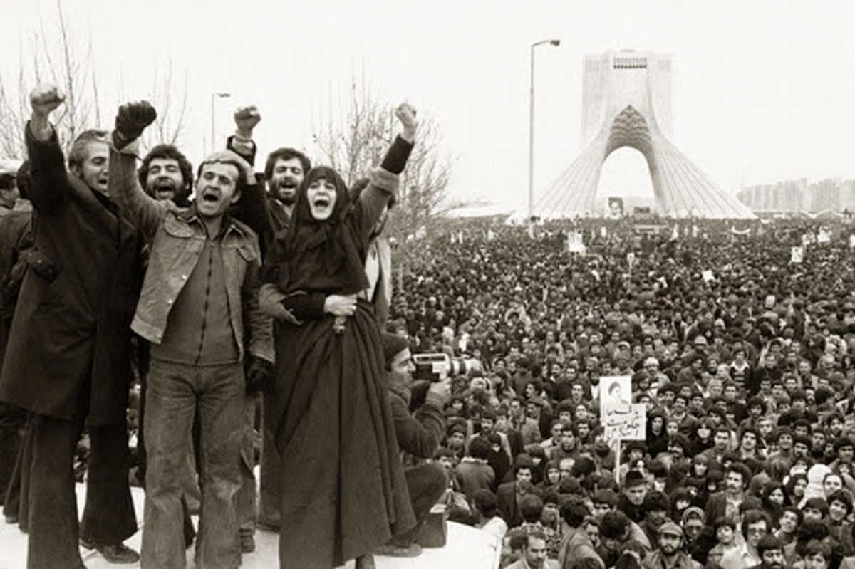دلارهای نفتی، ما را از اهداف انقلاب دور کرد / انقلاب با تکیه بر مردم پیروز شد / برای عبور از تنگنای اقتصادی دوباره به مردم تکیه کنیم