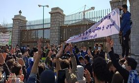 شعار استقلالی‌ها علیه ۲ وزیر/ عکس