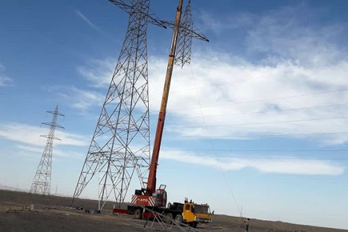 دکل‌های خط ۲۳۰ کیلوولت زاهدان - بم دوباره برپا شدند