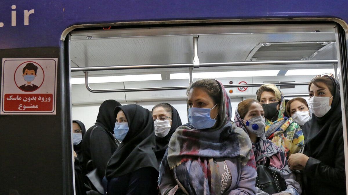 لزوم پرهیز از صحبت کردن در اماکن عمومی برای مقابله با کرونا