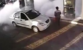 لحظه آتش گرفتن ۲ مرد در پمپ گاز/ ویدئو+16