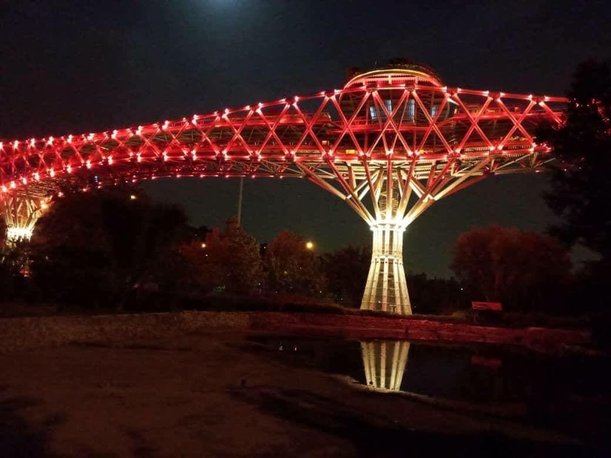 قرمز شدن پل طبیعت در روز جهانی هموفیلی