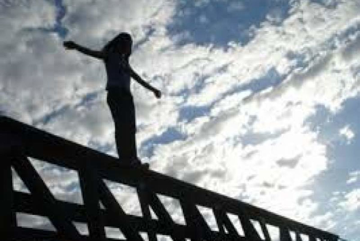 لحظه خودکشی دختر جوان یزدی/ ویدئو+18