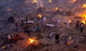 سوزاندن دسته جمعی قربانیان کرونا در پارکینگ/ ویدئو