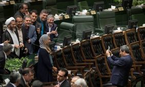 شوخی لاریجانی با سلفی گرفتن معاون وزیر امور خارجه