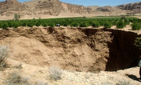 برداشت بی‌ رویه آب از سفره‌ های زیرزمینی سبب فرونشست در برخی نقاط کشور شده است
