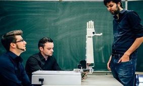 دست روبات مترجم ناشنوایان می‌شود
