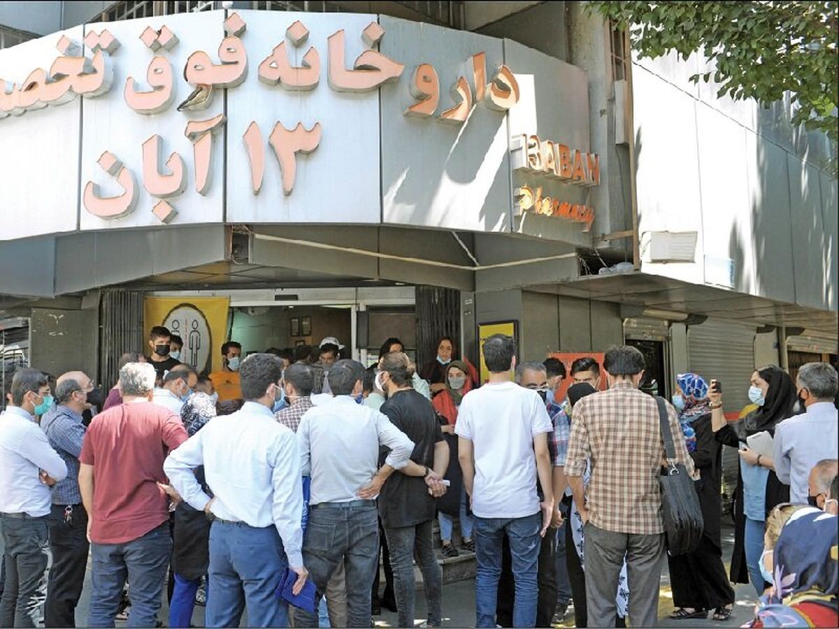 دلیل صف‌های طولانی در داروخانه‌های بزرگ تهران/ داروی ۸۰۰ هزار تومانی بالای ۱۵ میلیون تومان ‌فروخته می‌شود