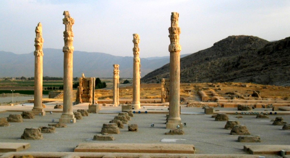 پایه یکی از ستون های تخت جمشید در یک منزل کشف شد