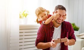رفتار پدر با دختر باید چگونه باشد؟