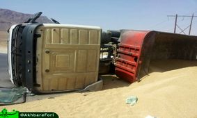 واژگونی تریلی حامل گندم در محور اصفهان-شهرکرد