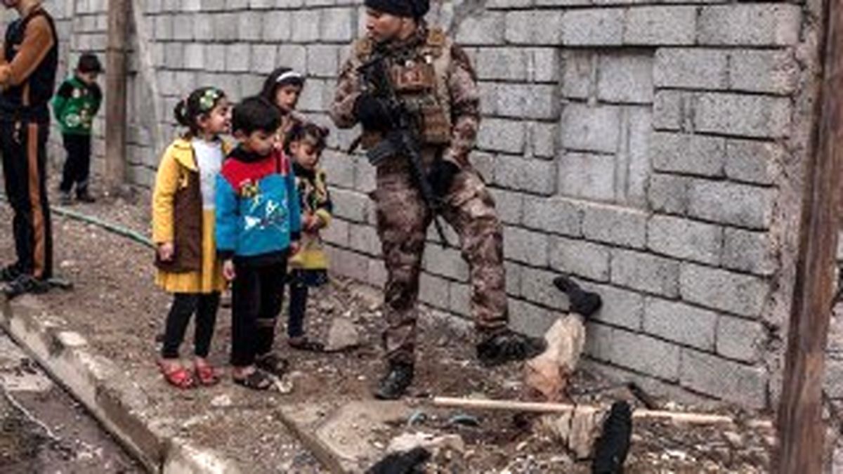 عکسی وحشتناک از جسد یک داعشی در موصل/ این جسد جاذبه ای هولناک برای کودکان عراقی شد (16+)