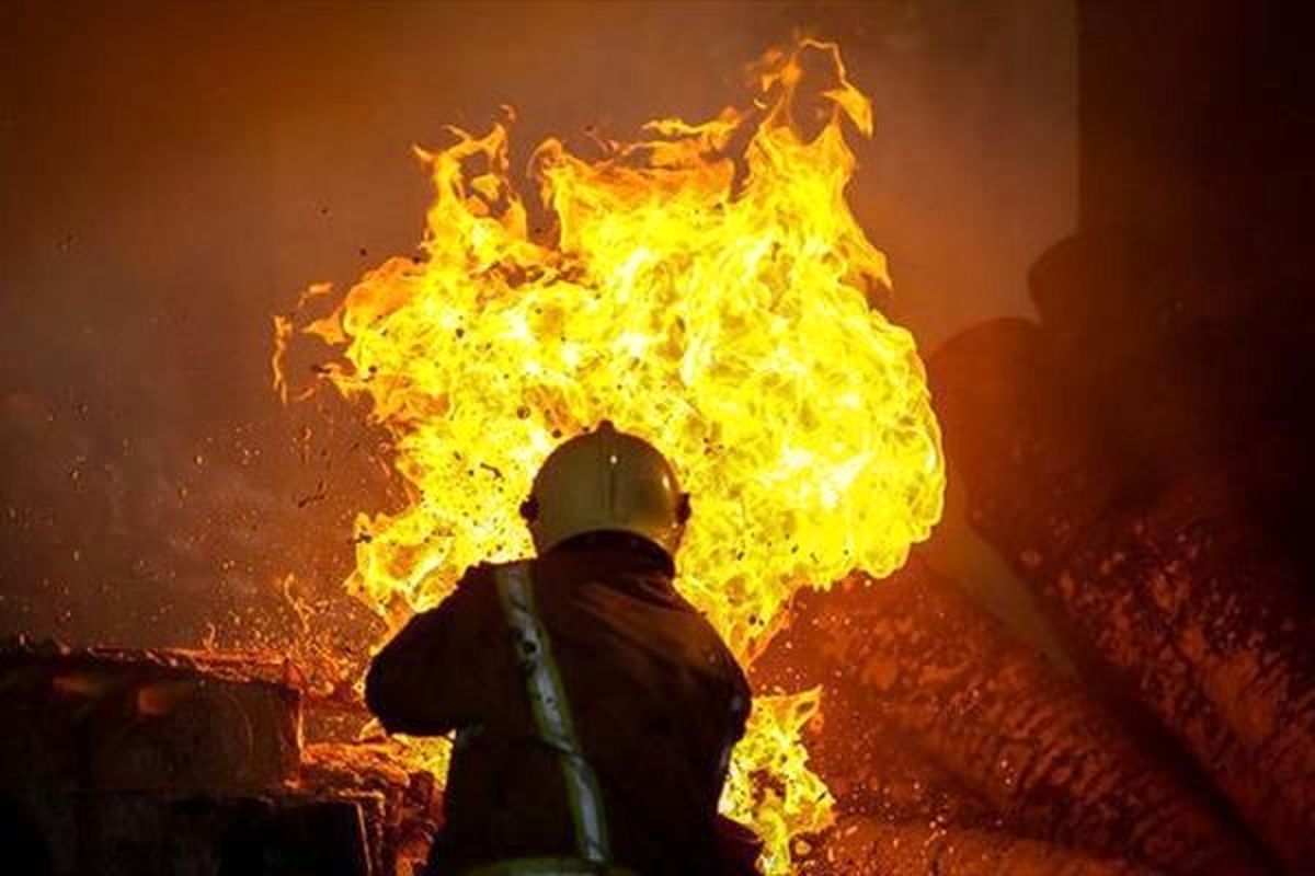 پنج دستگاه خودرو در پارکینگ یک مجتمع مسکونی در اهواز دچار آتش سوزی شد