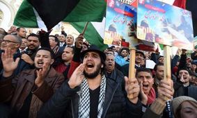 معترضان تونسی جاده مرزی با لیبی را بستند