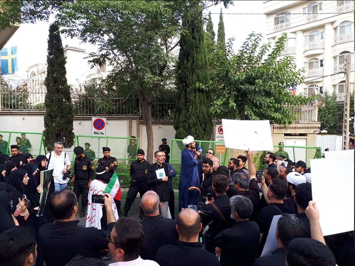 نمایندگان باقی مانده در سفارت سوئد را اخراج کنید

