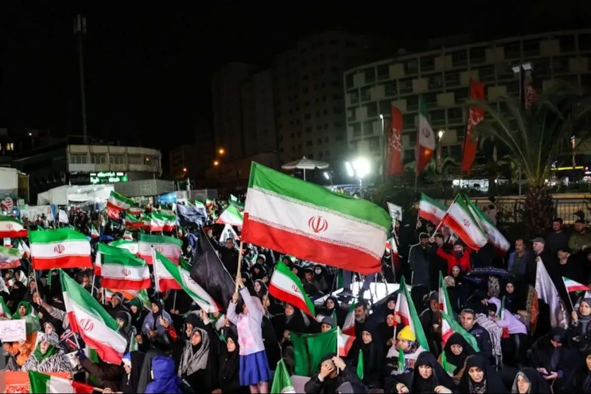 پیگیری تجمعات از قاب تلویزیون توسط رهبر معظم انقلاب