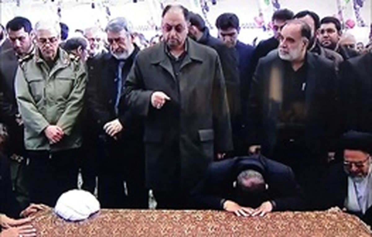 آیت‌الله هاشمی رفسنجانی بعد از 7 سال به جایگاه نمازجمعه تهران بازگشت/ گریه فرزندان و برادرانش
