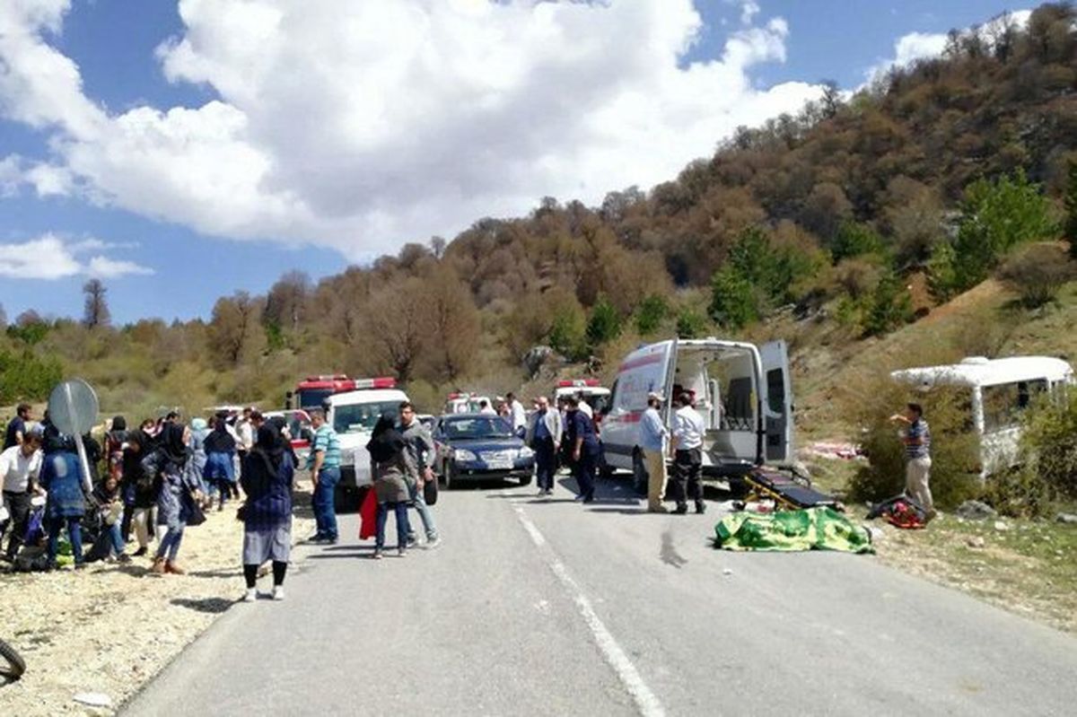 واژگونی مینی بوس حامل دانشجویان دانشگاه دامغان /یک نفر کشته شد