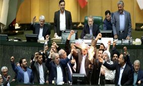 انتقاد نماینده اصلاح طلب مجلس از آتش زدن پرچم آمریکا/ از دل این حوادث مسائلی چون سفارت عربستان رخ می دهد