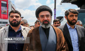 بیعت جمعی از خانواده های شهدا با رهبر جدید انقلاب