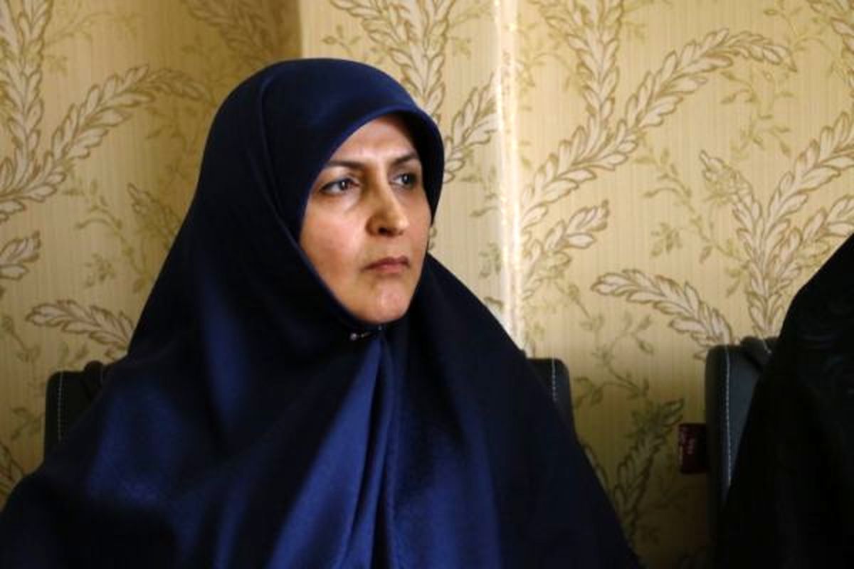زن و‌ مرد در کنار هم بدون هیچ مشکلی به تماشای فوتبال نشستند