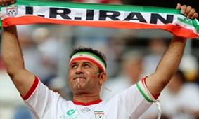 خبرنگاران پشت درهای بسته برای شرکت در مراسم استقبال از تیم ملی