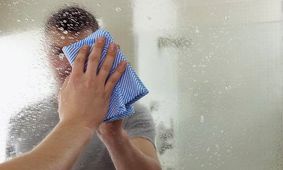 تمیز و پاک کردن لکه های روی آینه با نوشابه + روش