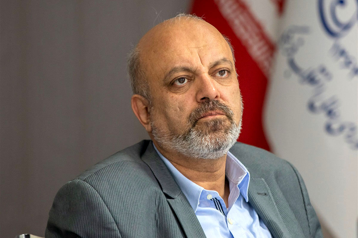 رفتار و حرکات عجیب رئیس کمیسیون آموزش مجلس هنگام درد دل معلمان خوزستانی/ ویدئو
