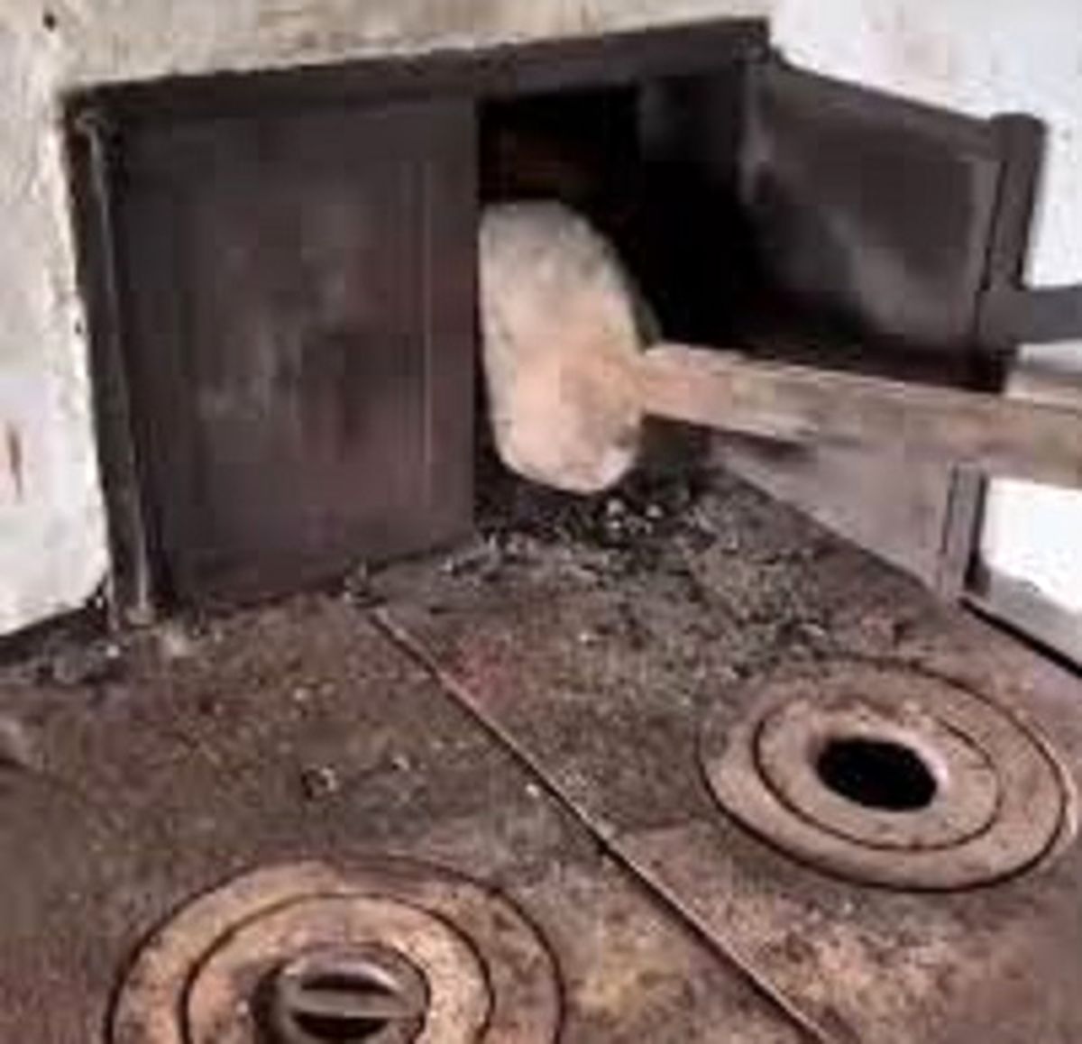 پخت ‎نان در اجاقی ۲۰۰ ساله در ‎ رومانی/ ویدئو