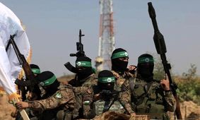 نیروهای حماس در مسیر حرکت آوارگان فلسطینی و نشان دادن علامت پیروزی، با آنها دست دادند/ ویدئو