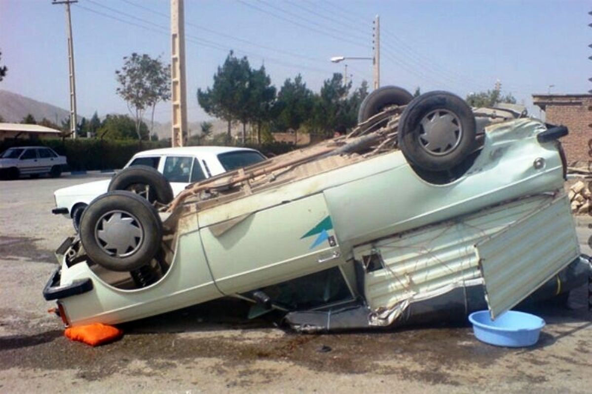 یک کشته و ۱۹ مصدوم در پی واژگونی وانت