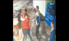 تصاویری از ضربات وحشیانه قمه‌کشان بر سر یک جوان