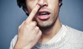 چرا انگشت داخل بینی می‌کنیم؟
