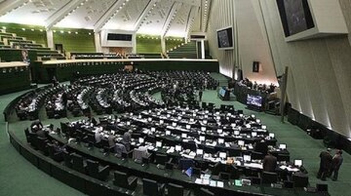 تصاویری از قرآن و روزنامه خواندن 2 نماینده در زمان استیضاح وزیر اقتصاد

