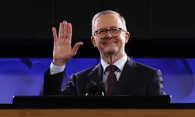 سقوط نخست‌ وزیر استرالیا آنتونی آلبانیز از روی صحنه/ ویدئو