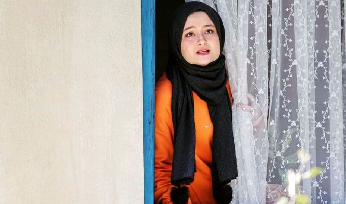 سفر در زمان؛ «سارا و نیکا» مشغول خواب در پشت صحنه سریال پایتخت؛ سال 96 