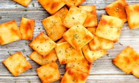 چگونه کراکرها باعث پوسیدگی دندان ها می شوند؟