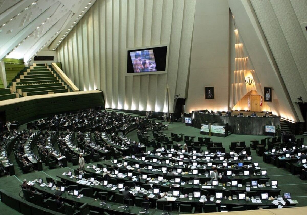 انتقاد روزنامه اصولگرا از نمایندگان تندرو مجلس: وحدت شکنان مشغول کارند!