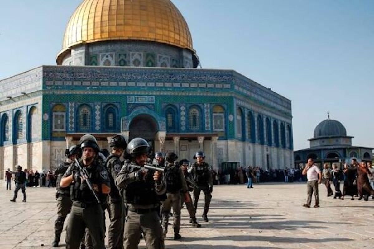 یورش صهیونیست‌ها به مسجد الاقصی در آخرین جمعه ماه رمضان/ 42 فلسطینی تاکنون زخمی شدند/ ویدئو