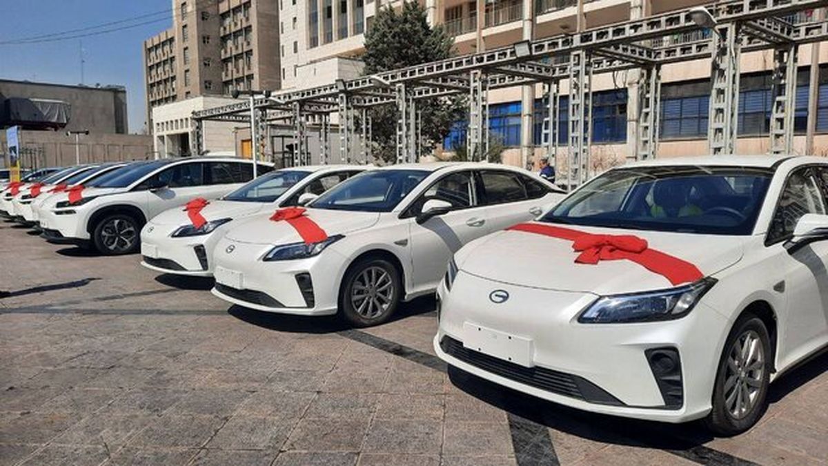 ترخیص ۲ هزار و ۵۰۰ خودرو و تاکسی برقی از گمرک

