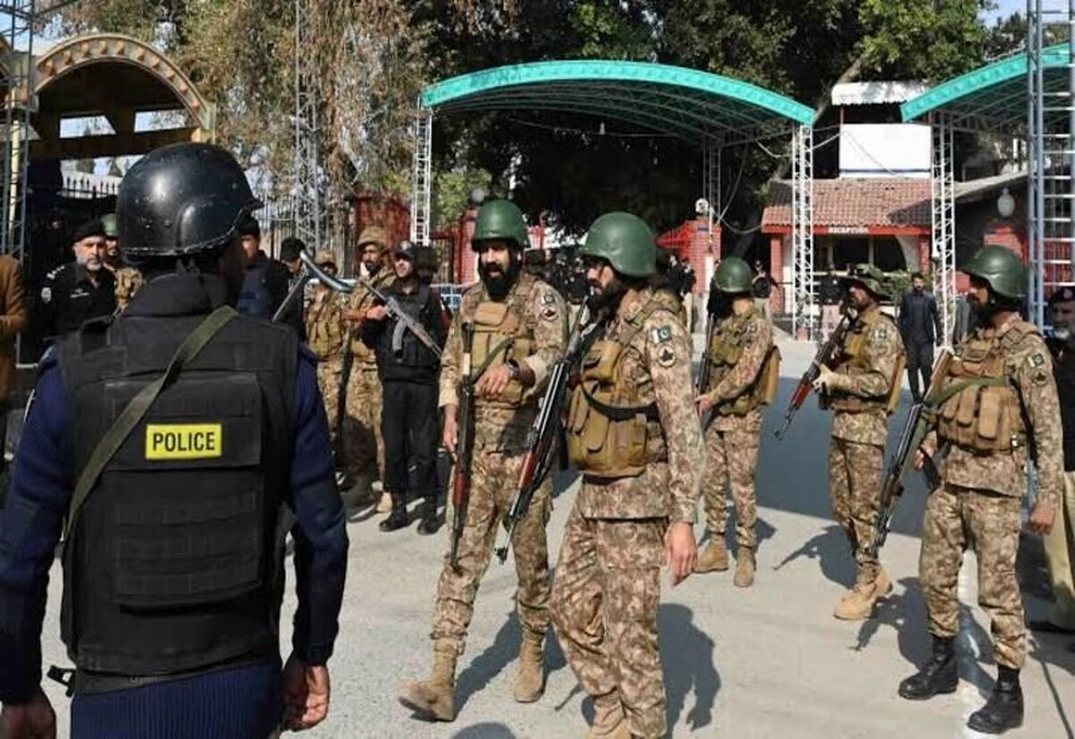 انفجار انتحاری در پاکستان جان ۱۱ نظامی را گرفت

