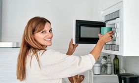چگونه شیر را با مایکروویو گرم کنیم؟

