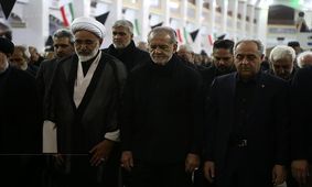 نماز ظهر عاشورا در تبریز با حضور رئیس جمهور پزشکیان/ ویدئو و تصاویر