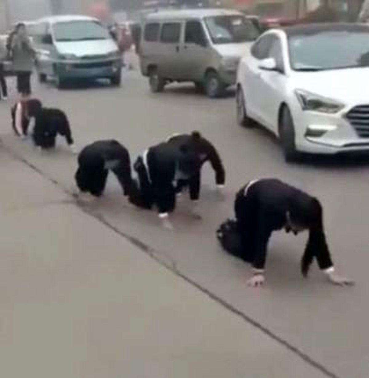 چهار دست و پا راه رفتن کارمندان در خیابان ! + عکس