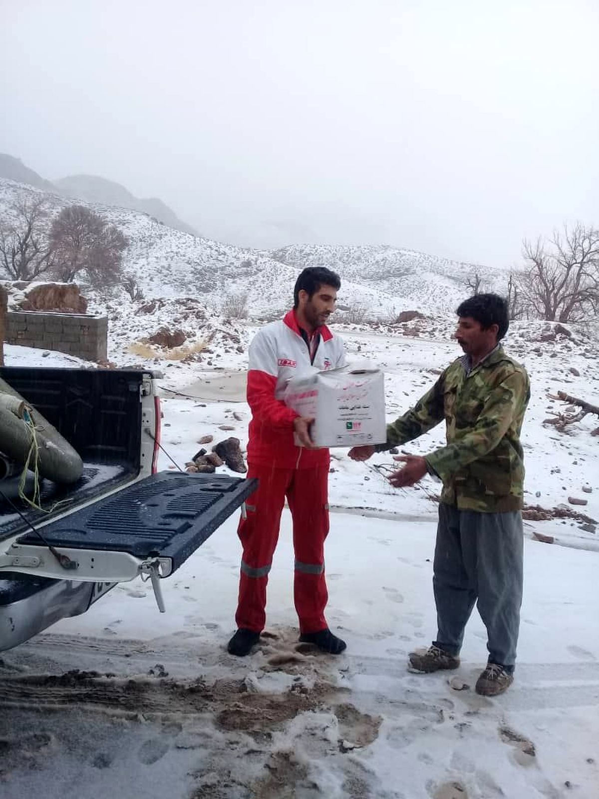 امدادرسانی به 8 خانوار قاینی گرفتار در برف